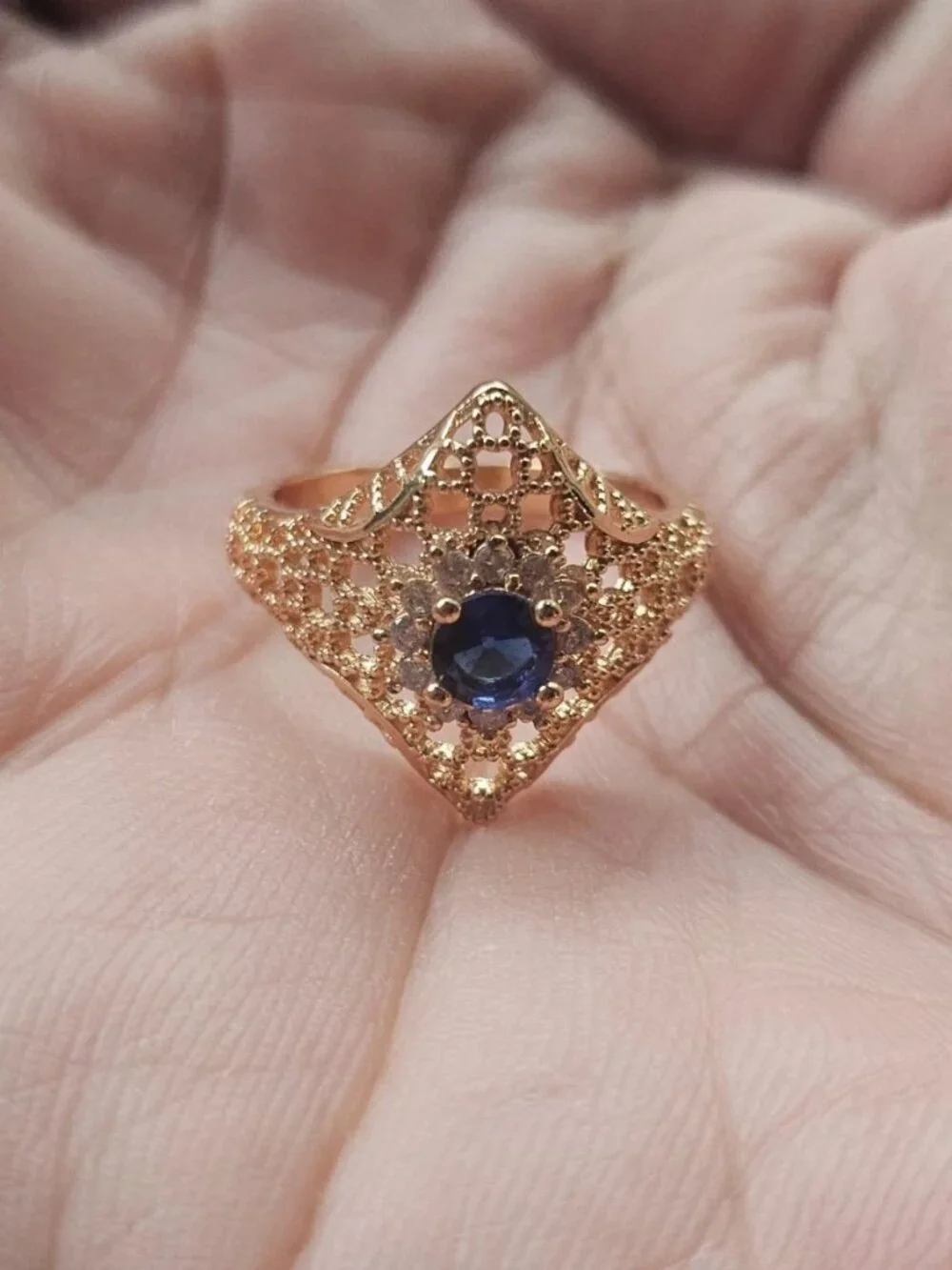 Women Ring Faux Blue Stone Centered Gold Tone Fashion Jewelry Size 8 New Unbrand - Picture 4 of 11